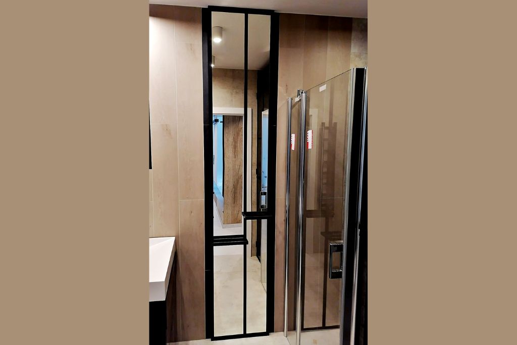 Drzwi loftowe z lustrem i wieszakami do łazienki GDEL